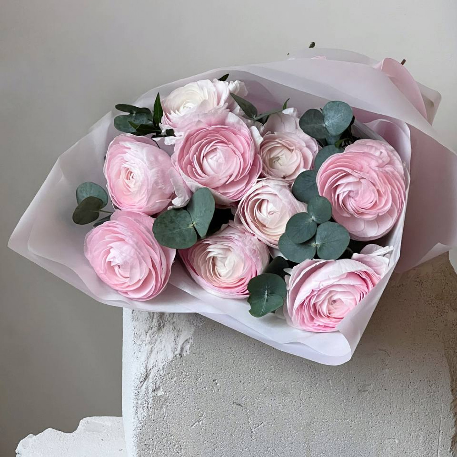 Монобукет из 9 Ранункулюсов с Эвкалиптом 139