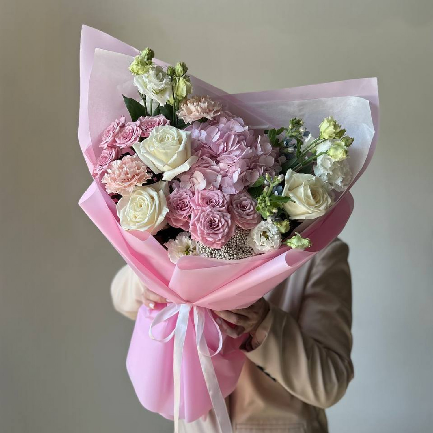 Авторский букет с гортензией и пионовидными розами 080