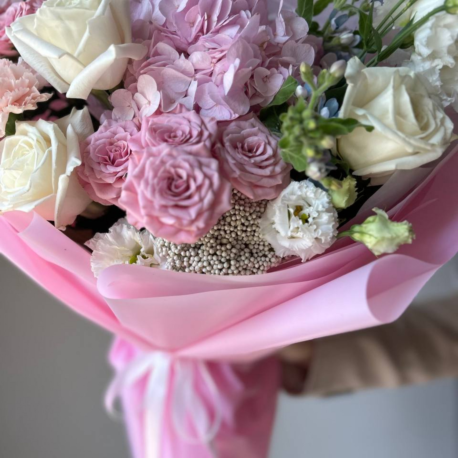 Авторский букет с гортензией и пионовидными розами 080