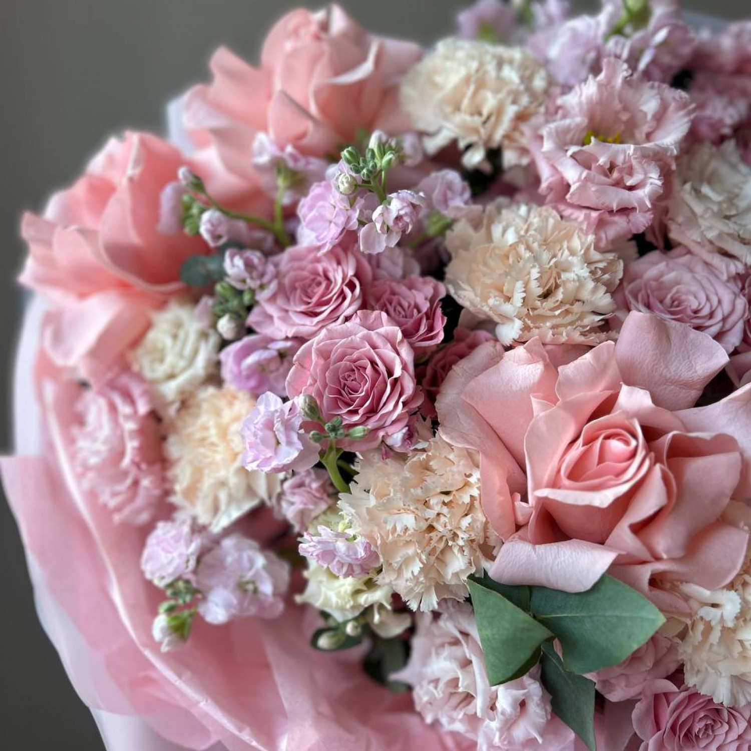 Авторский букет с французскими и кустовыми розами 081