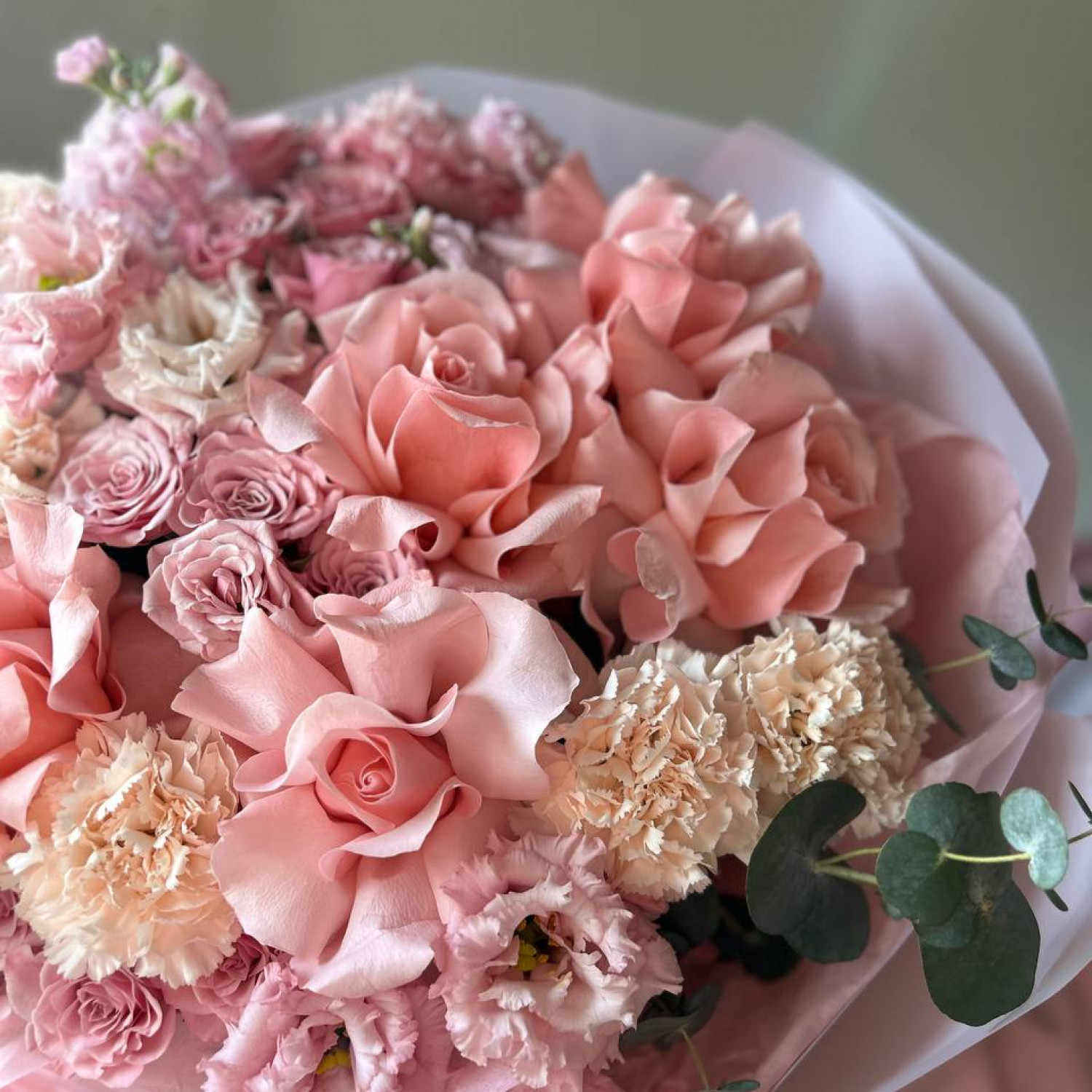 Авторский букет с французскими и кустовыми розами 081