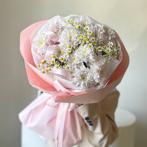 Нежный букет с хризантемой и ромашкой 159