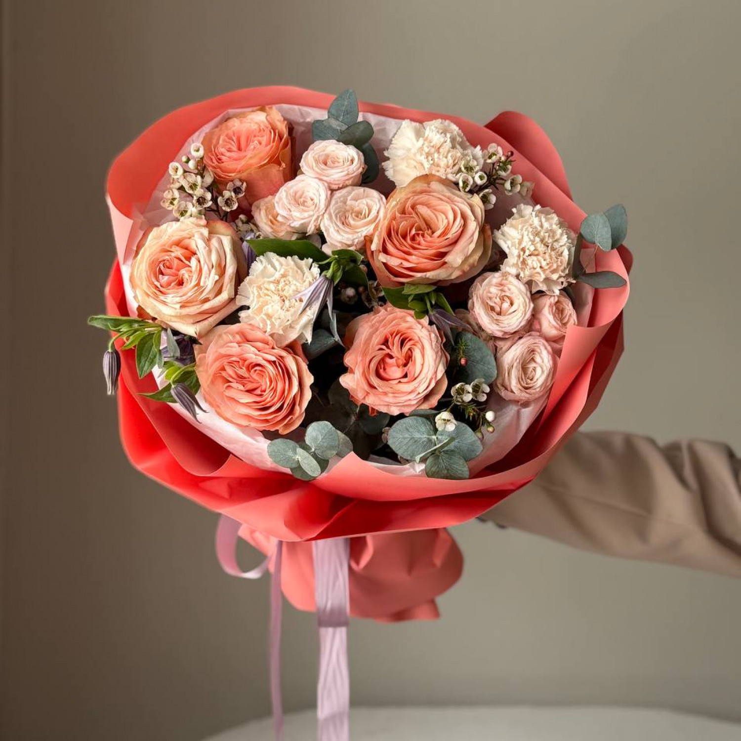 Авторский букет с пионовидными розами и клематисом 212