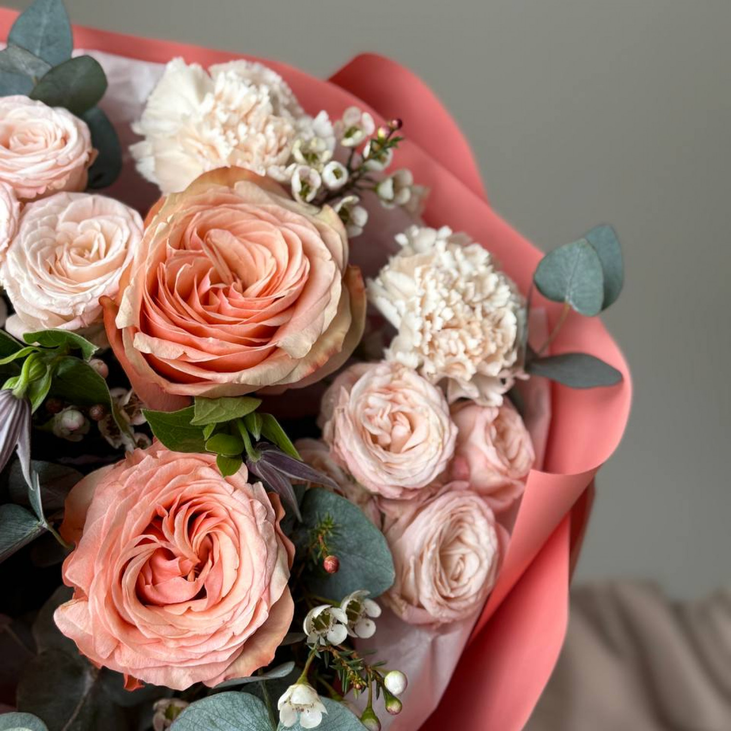 Авторский букет с пионовидными розами и клематисом 212