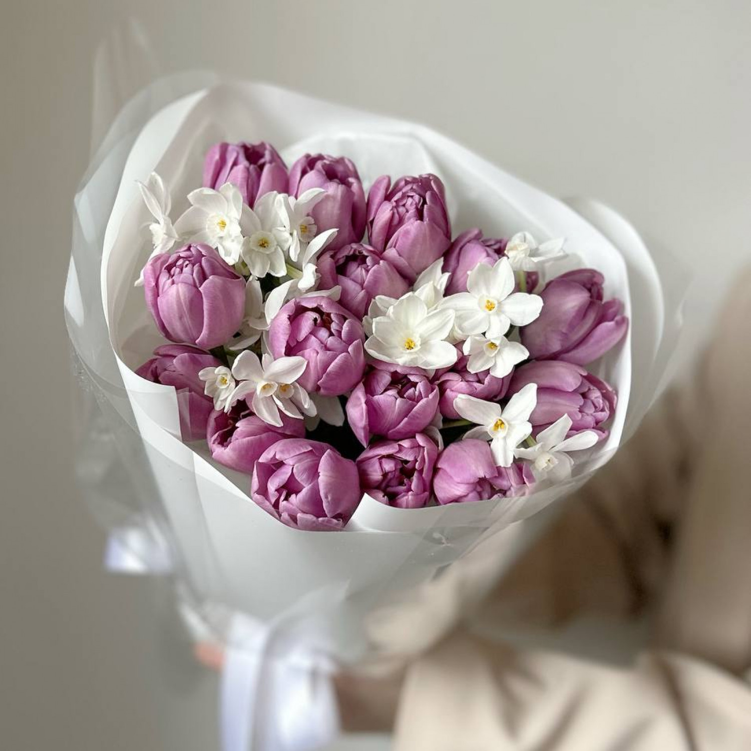 Ароматный весенний букет из пионовидных тюльпанов и нарциссов