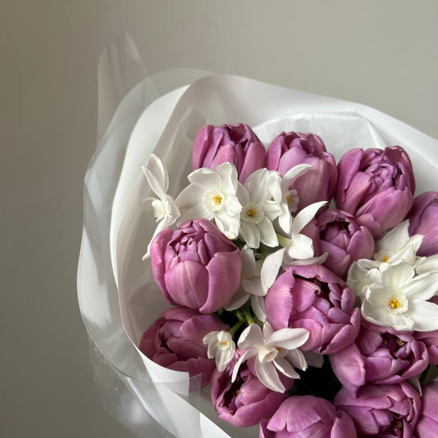 Ароматный весенний букет из пионовидных тюльпанов и нарциссов