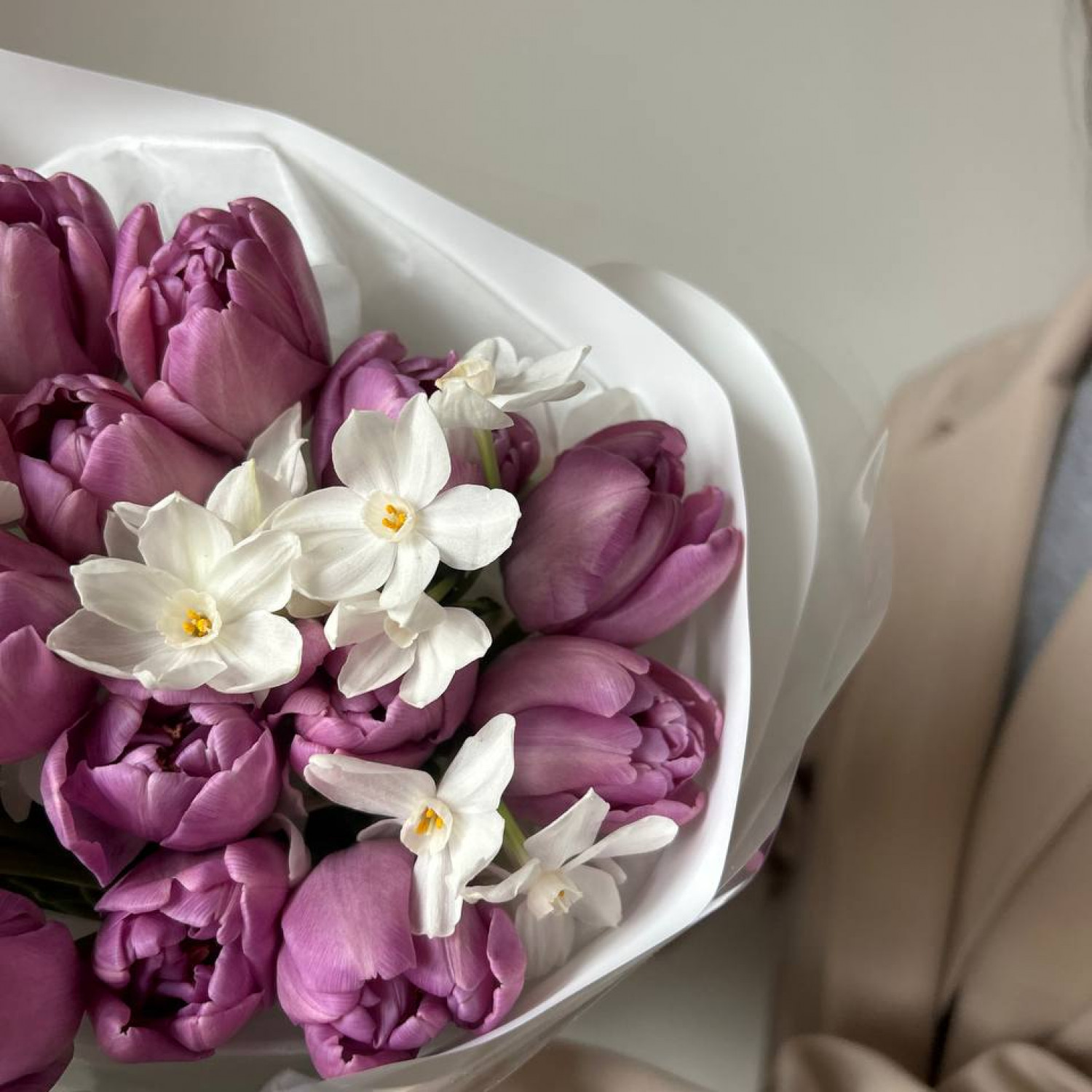 Ароматный весенний букет из пионовидных тюльпанов и нарциссов