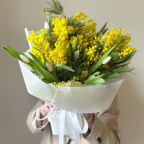 Весенний букет с ароматной Мимозой и тюльпанами