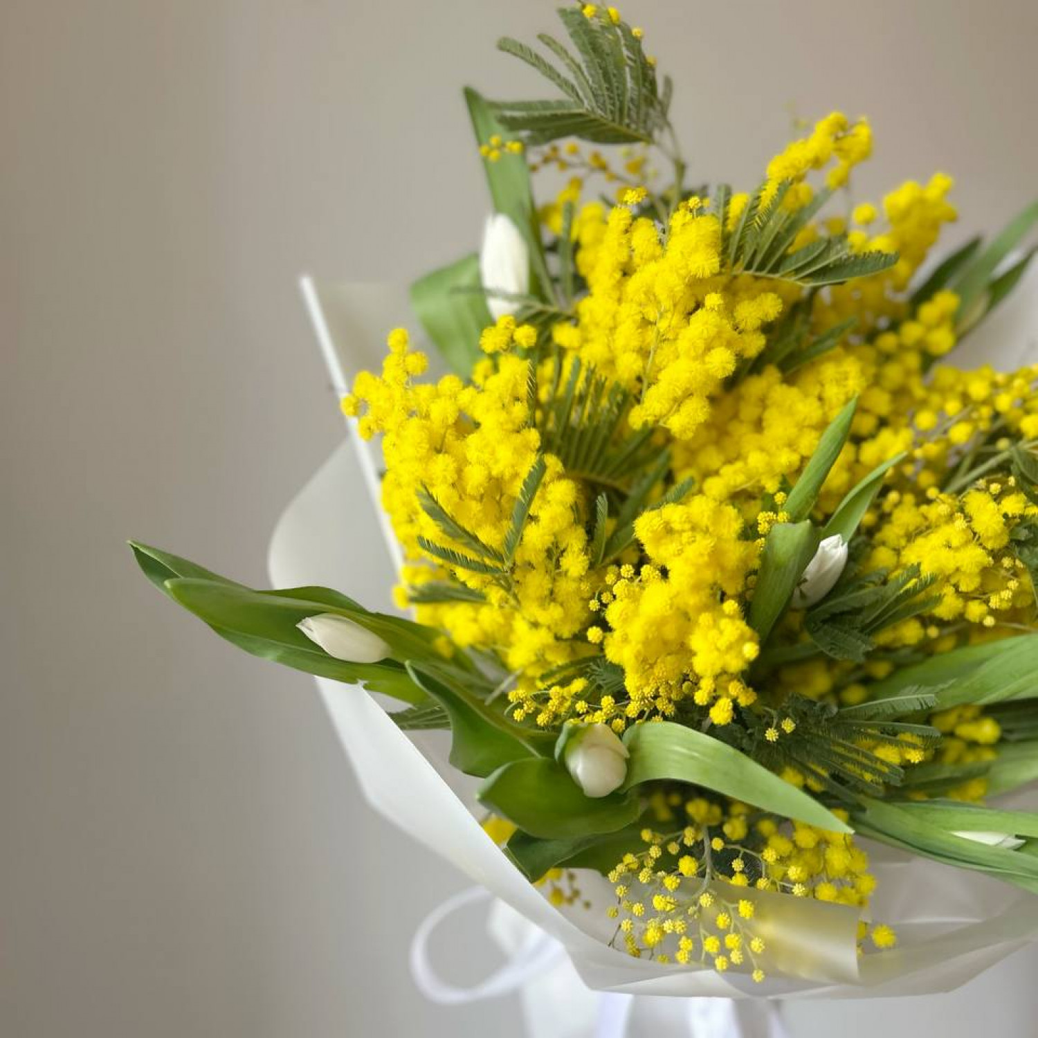 Весенний букет с ароматной Мимозой и тюльпанами