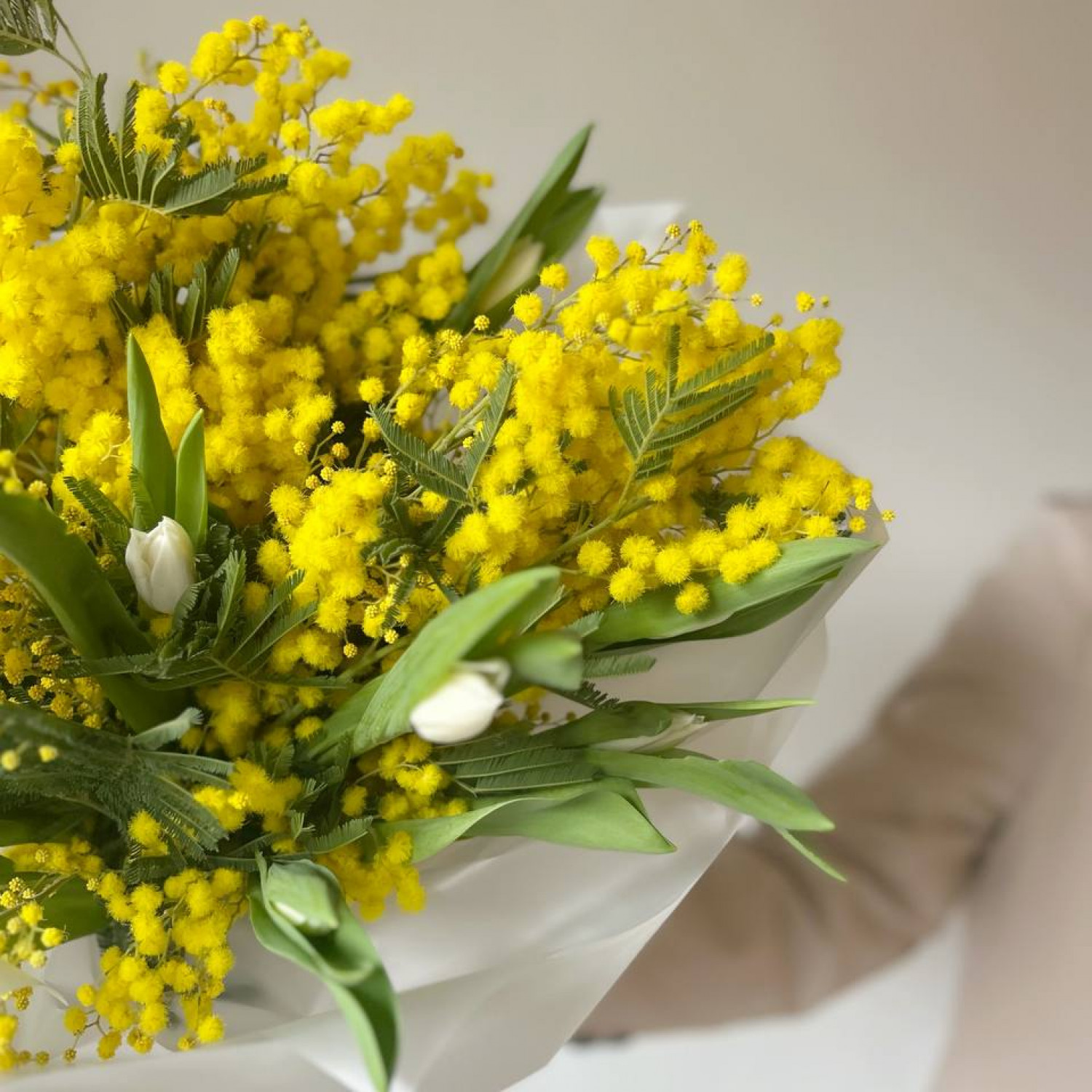 Весенний букет с ароматной Мимозой и тюльпанами