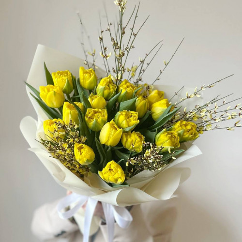 Весенний букет из лимонных тюльпанов и генисты