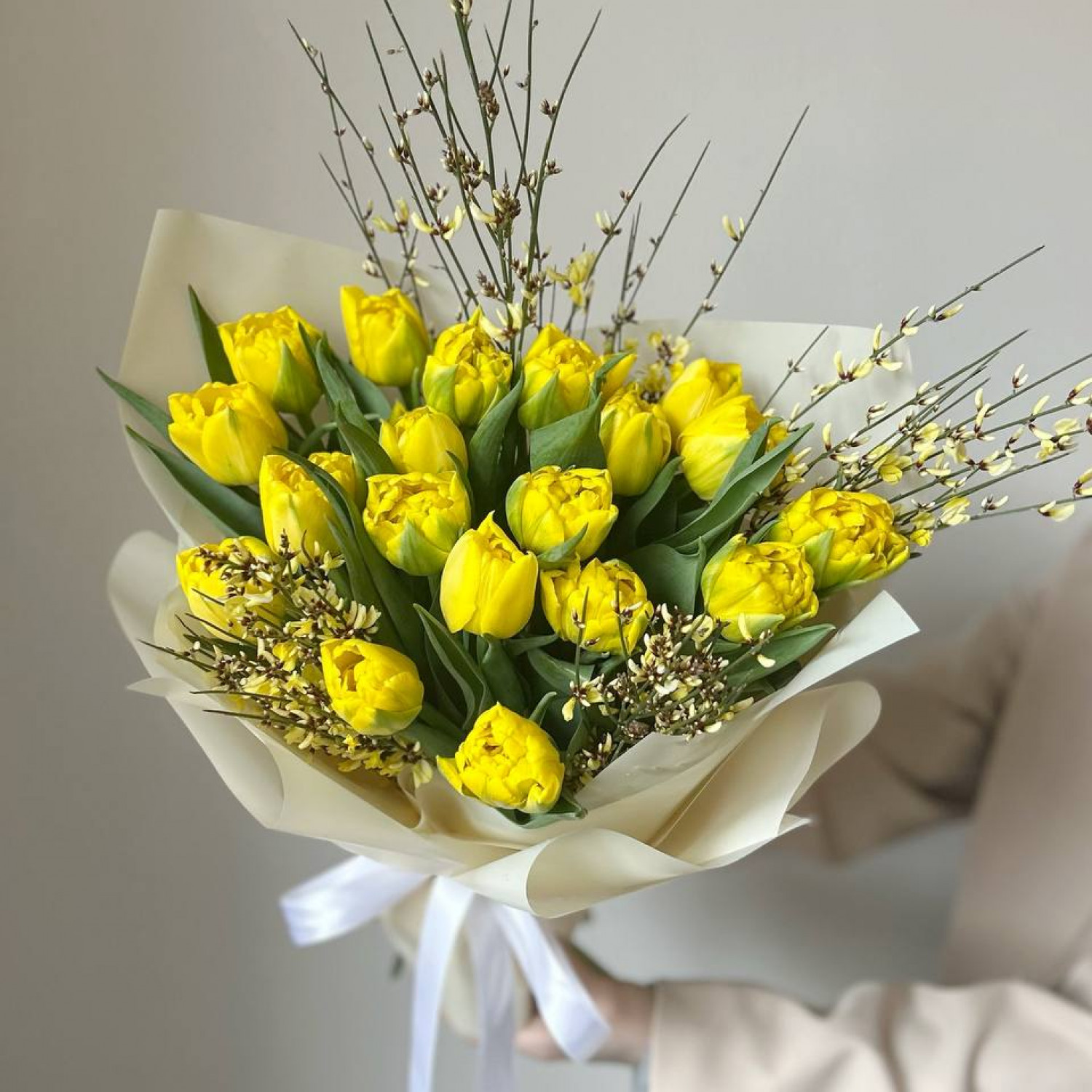 Весенний букет из лимонных тюльпанов и генисты