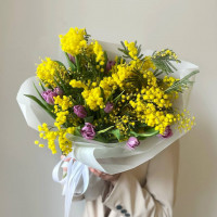 Букет ароматной мимозы с лавандовыми тюльпанами
