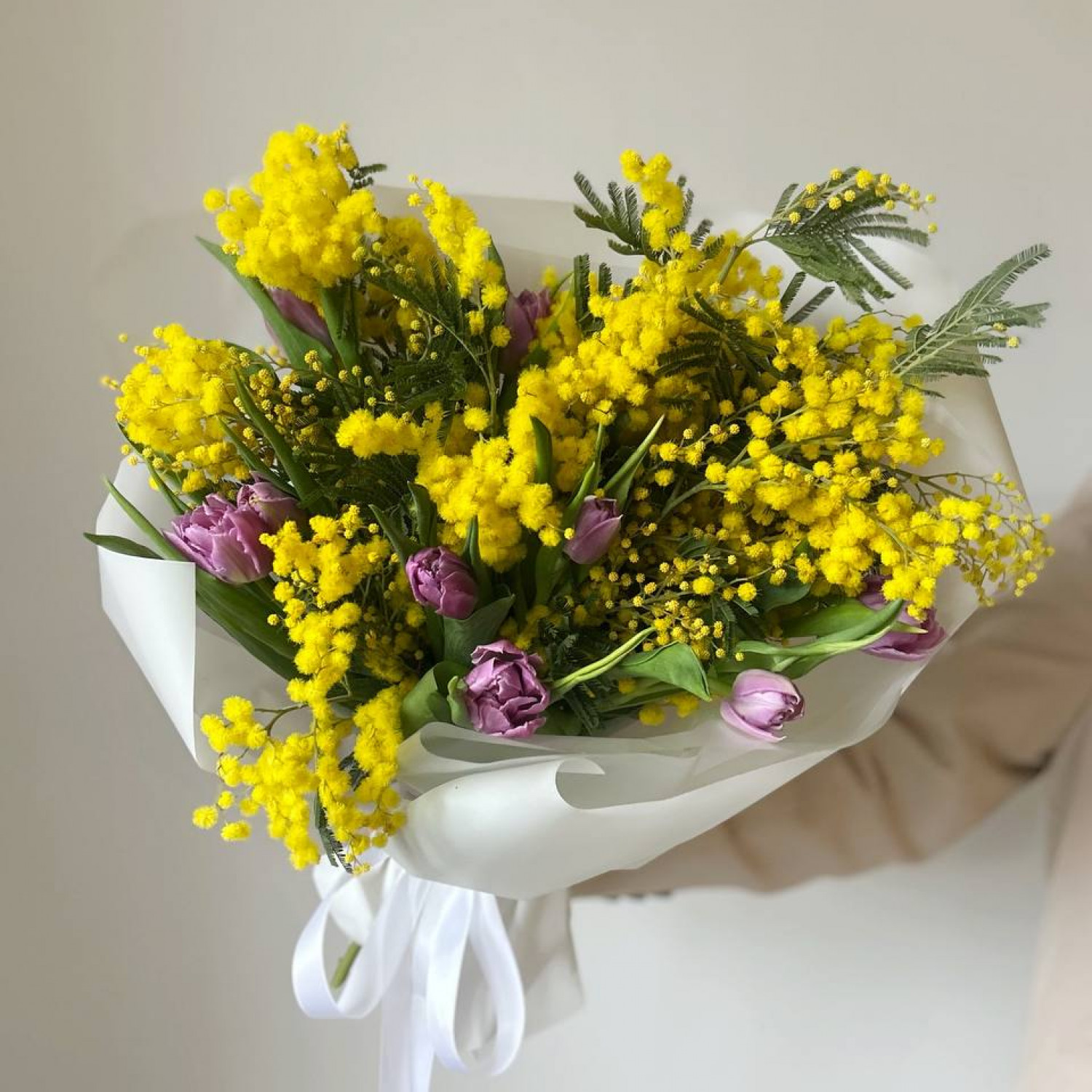 Букет ароматной мимозы с лавандовыми тюльпанами