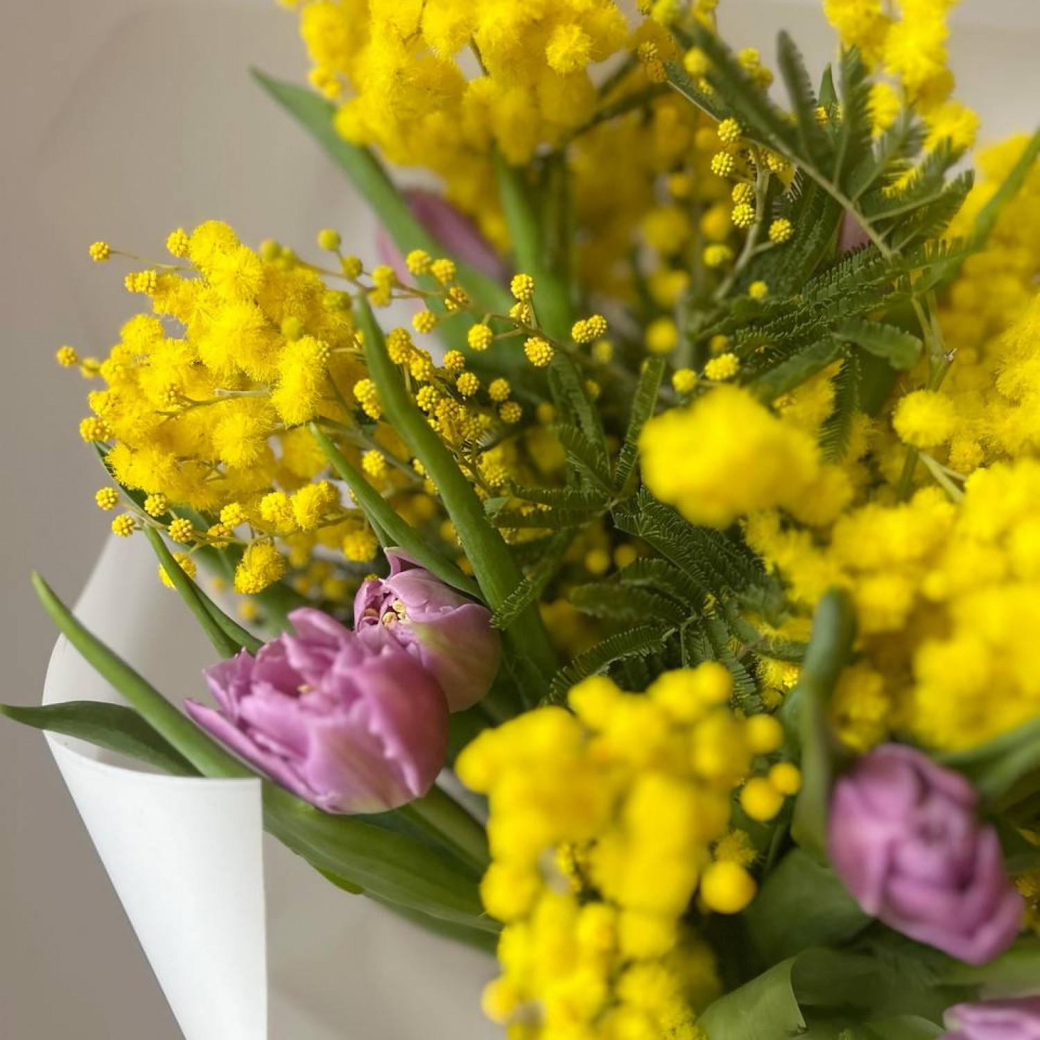 Букет ароматной мимозы с лавандовыми тюльпанами