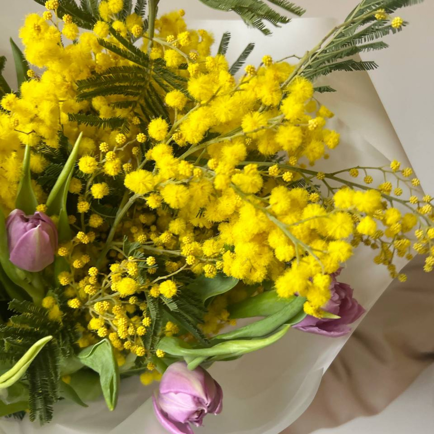 Букет ароматной мимозы с лавандовыми тюльпанами