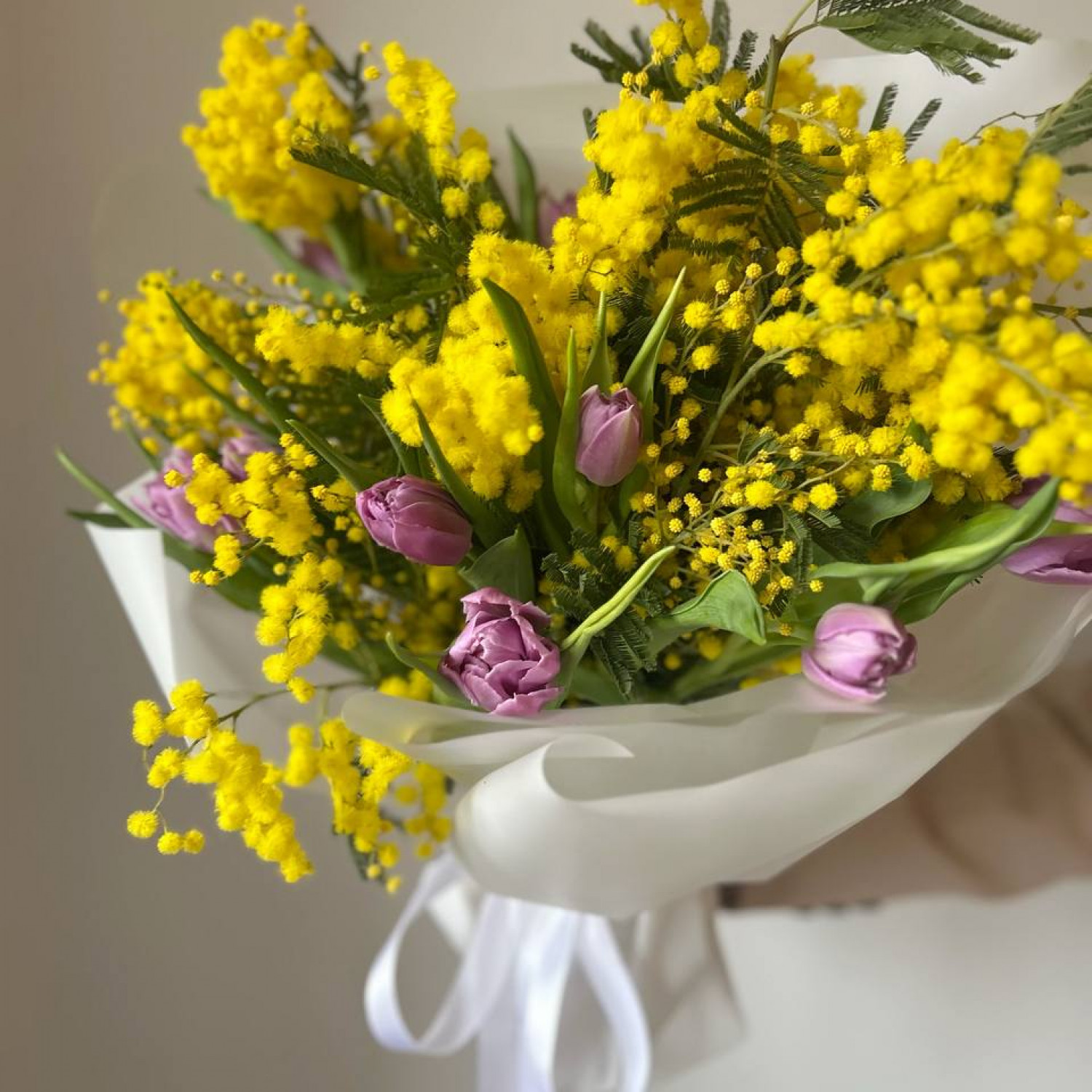 Букет ароматной мимозы с лавандовыми тюльпанами