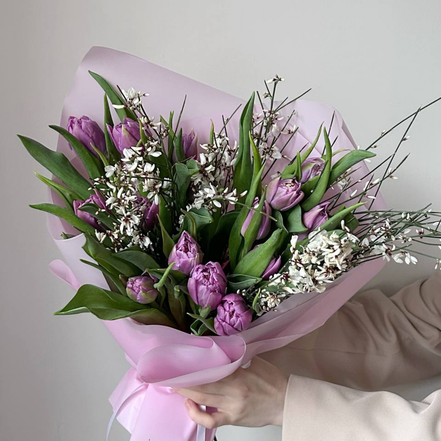 Ароматный весенний букет из пионовидных тюльпанов и генисты