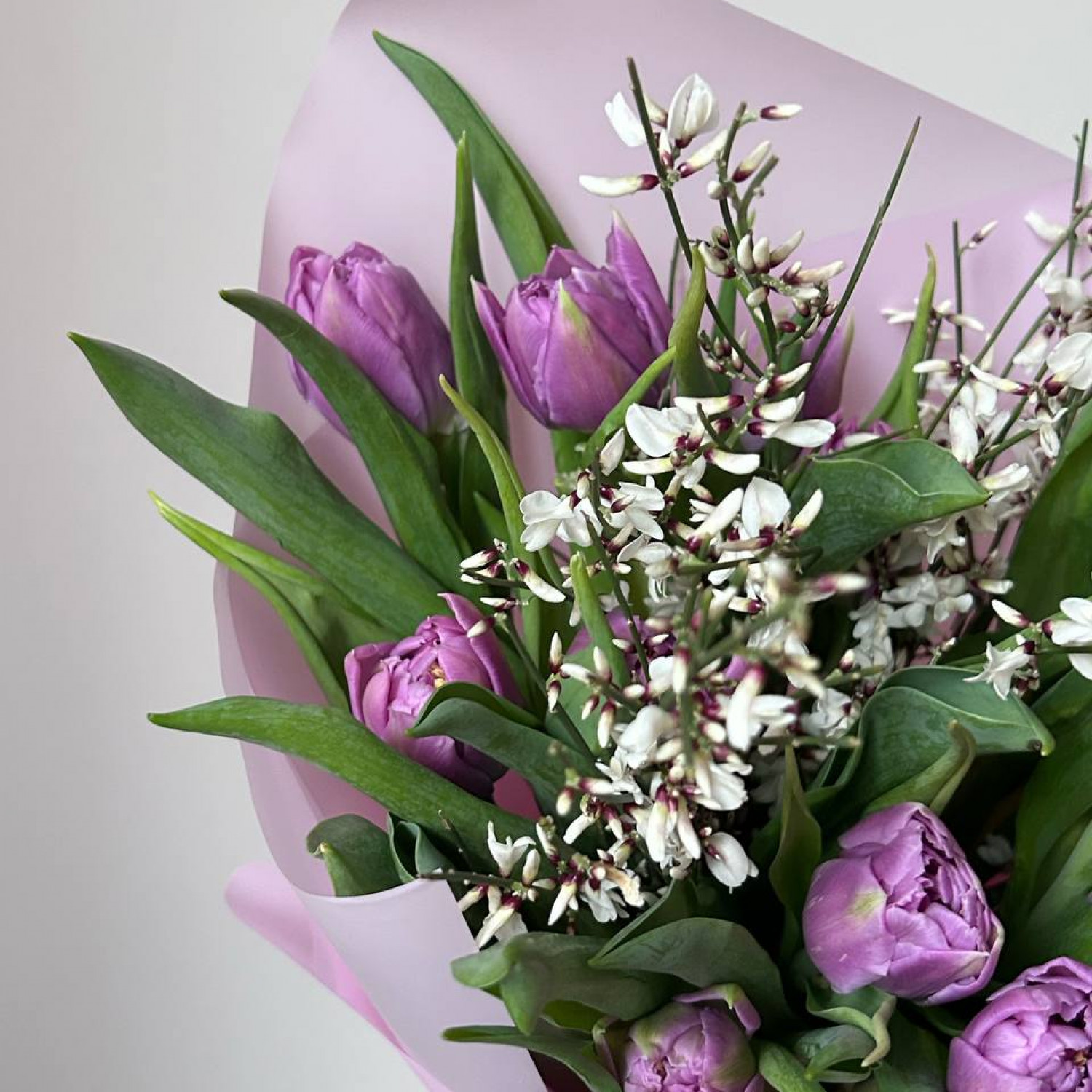 Ароматный весенний букет из пионовидных тюльпанов и генисты