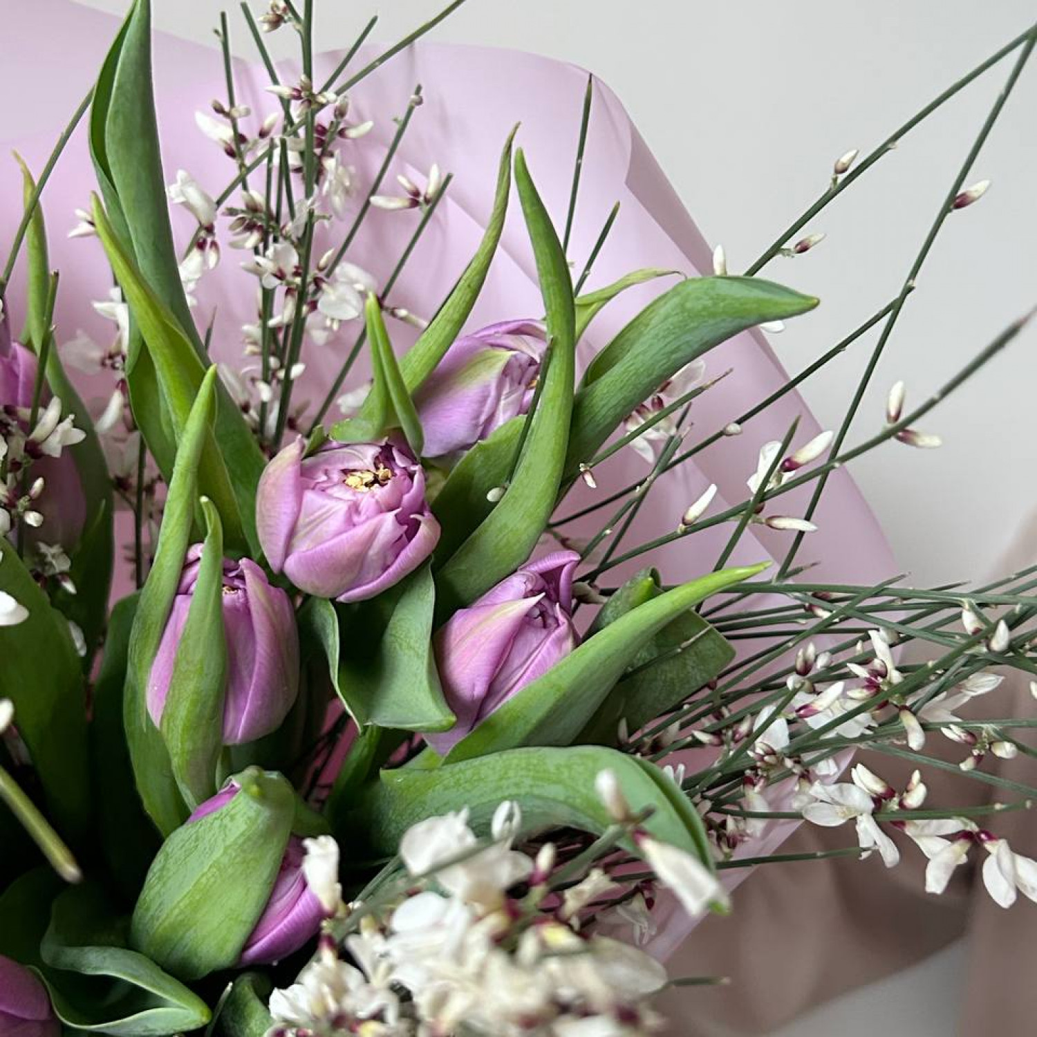Ароматный весенний букет из пионовидных тюльпанов и генисты