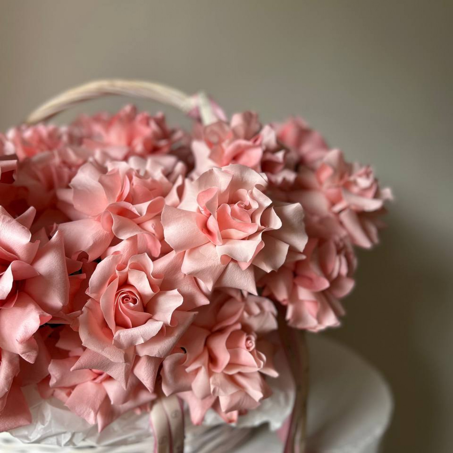 Корзина из 51 вывернутой французской розы Би Свит №103