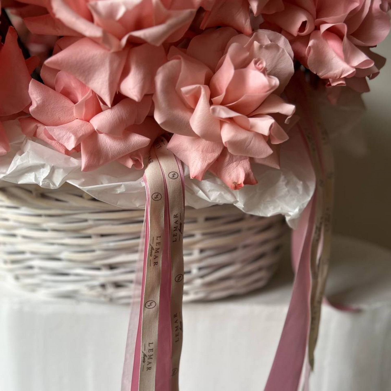 Корзина из 51 вывернутой французской розы Би Свит №103