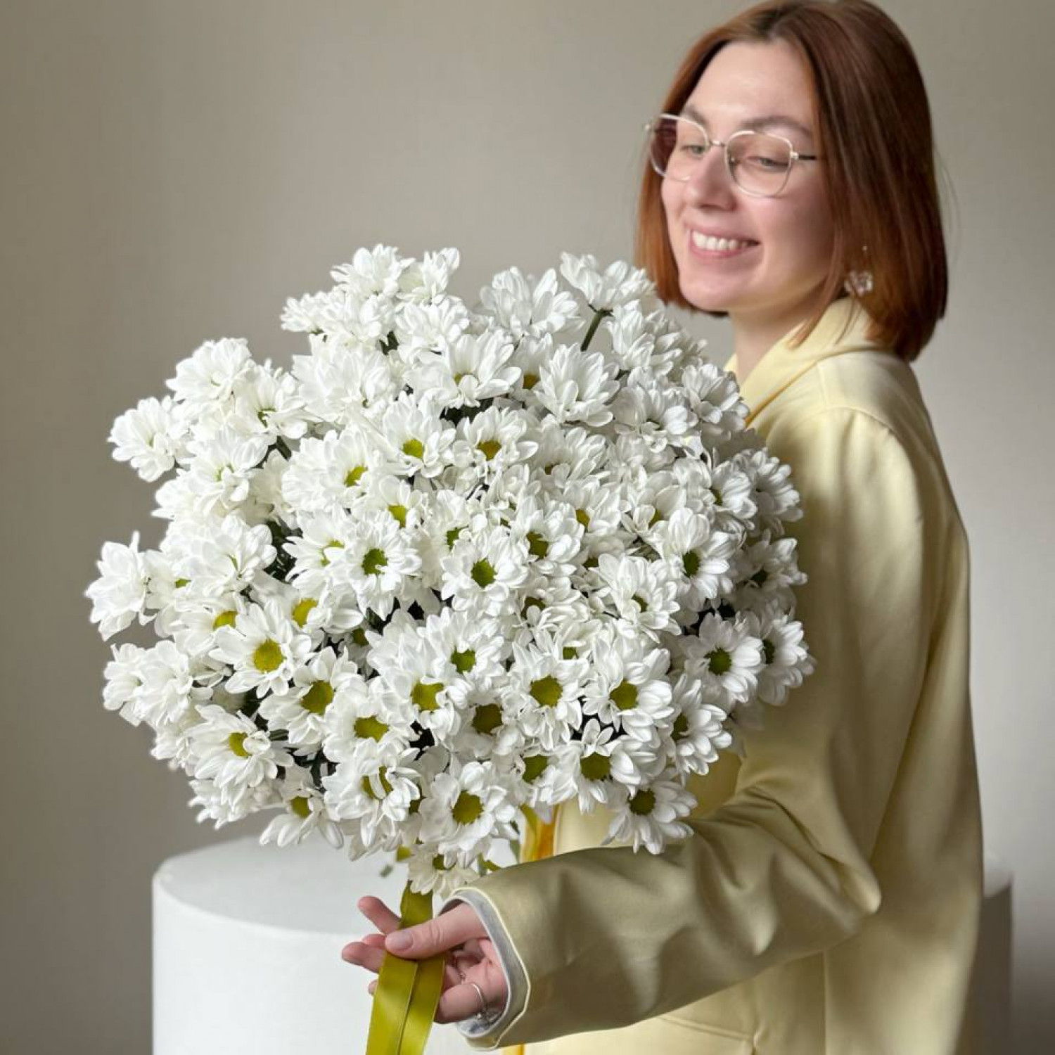 Монобукет из 15 кустовых ромашковых хризантем Чик  №98