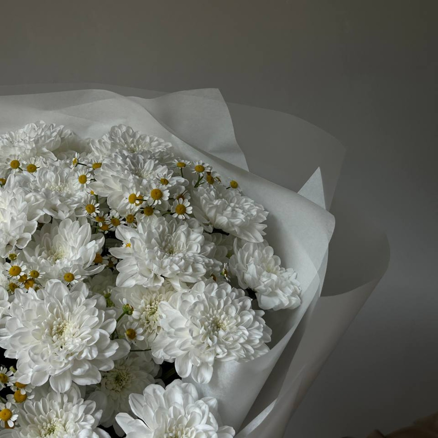 Букет и кружевной кустовой хризантемы и ромашек