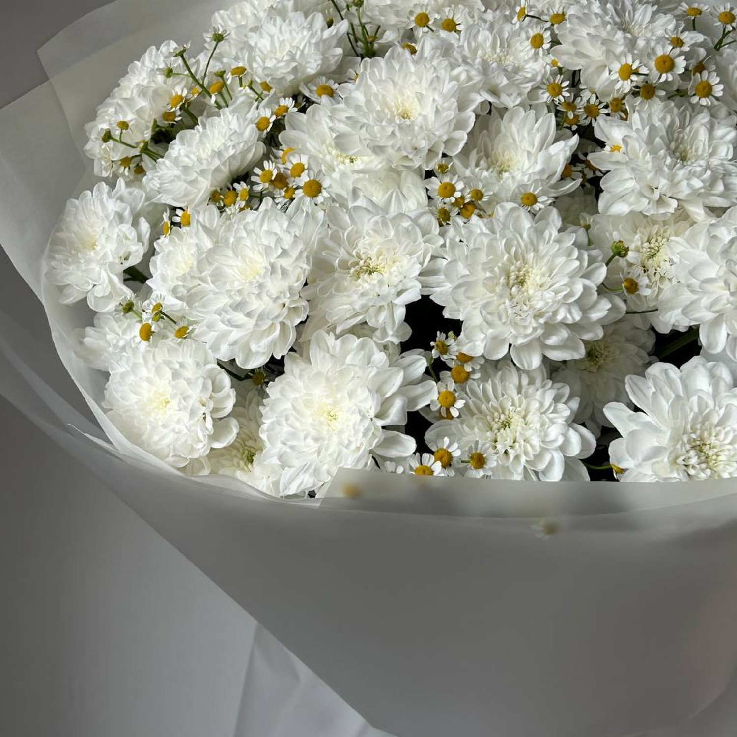 Букет и кружевной кустовой хризантемы и ромашек