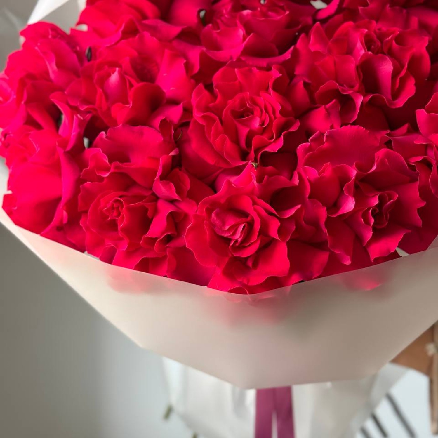 Монобукет из 15 малиновых вывернутых роз