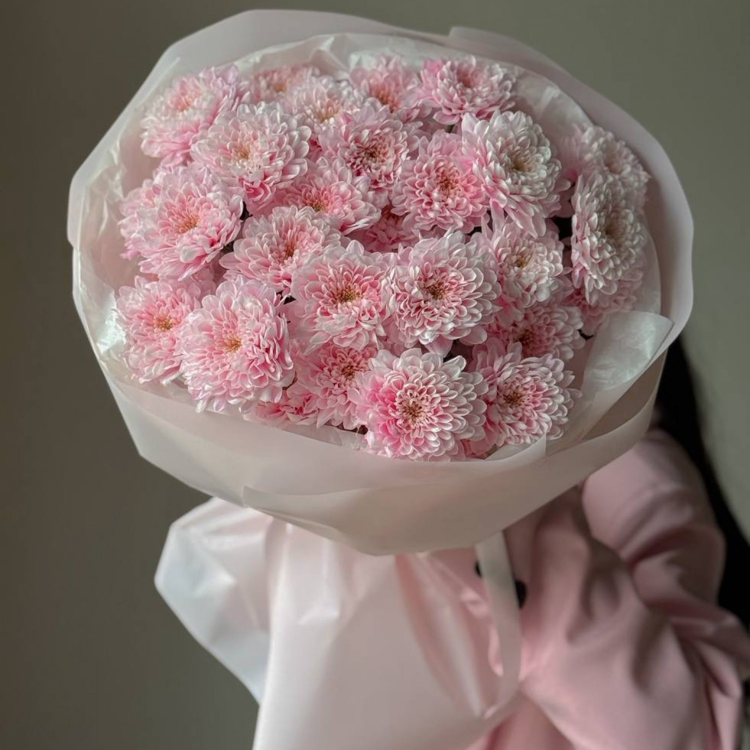 Монобукет из розовых крашенных хризантем 285