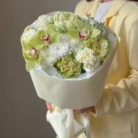 Авторский букет в зеленой гамме с орхидеями 281