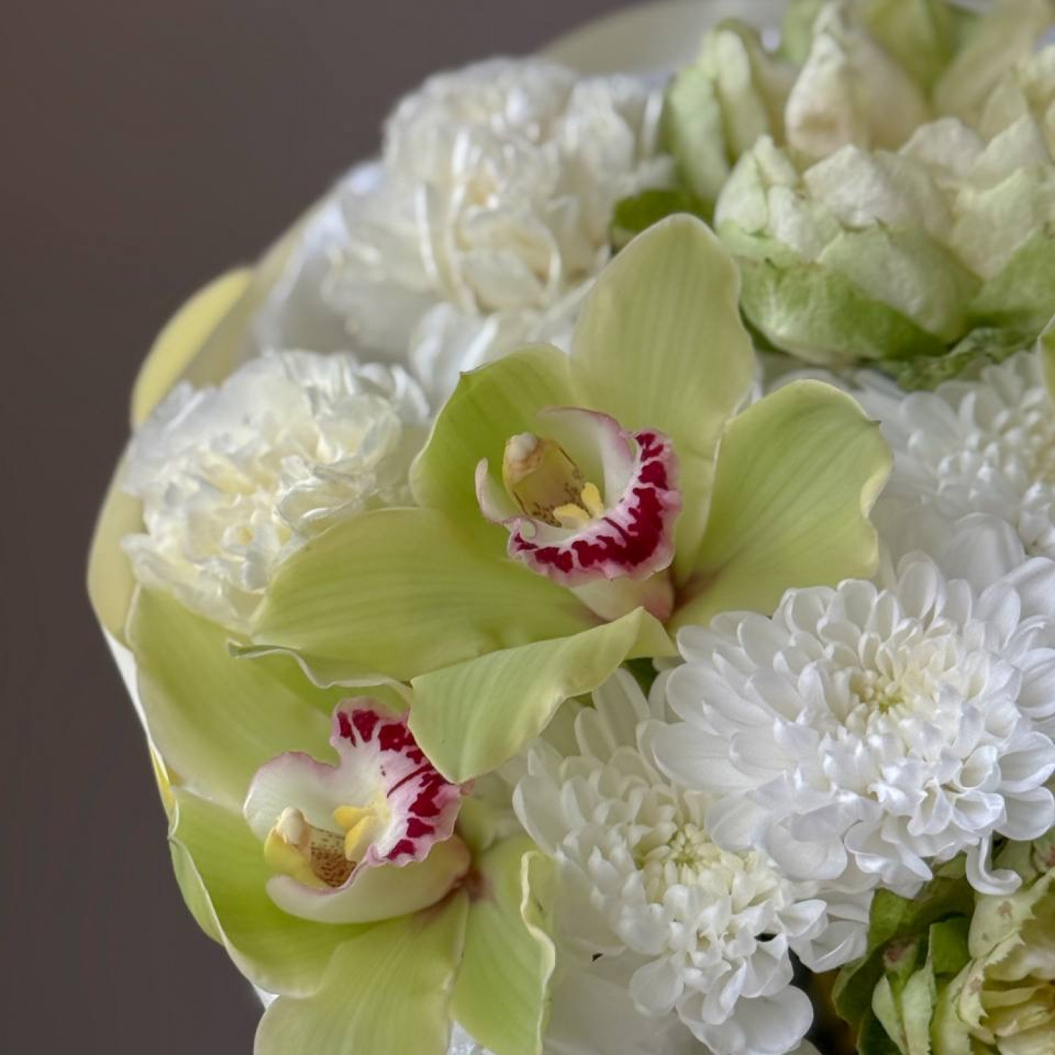 Авторский букет в зеленой гамме с орхидеями 281