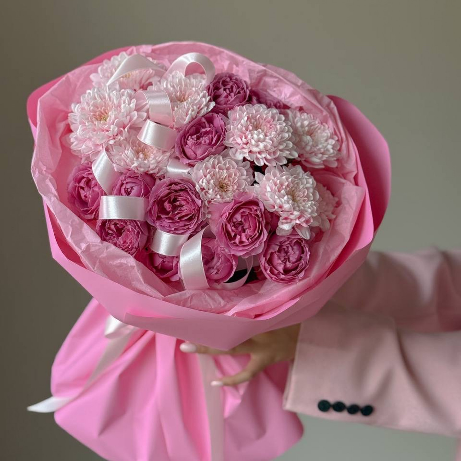 Розовый букет из хризантем и кустовых роз 280