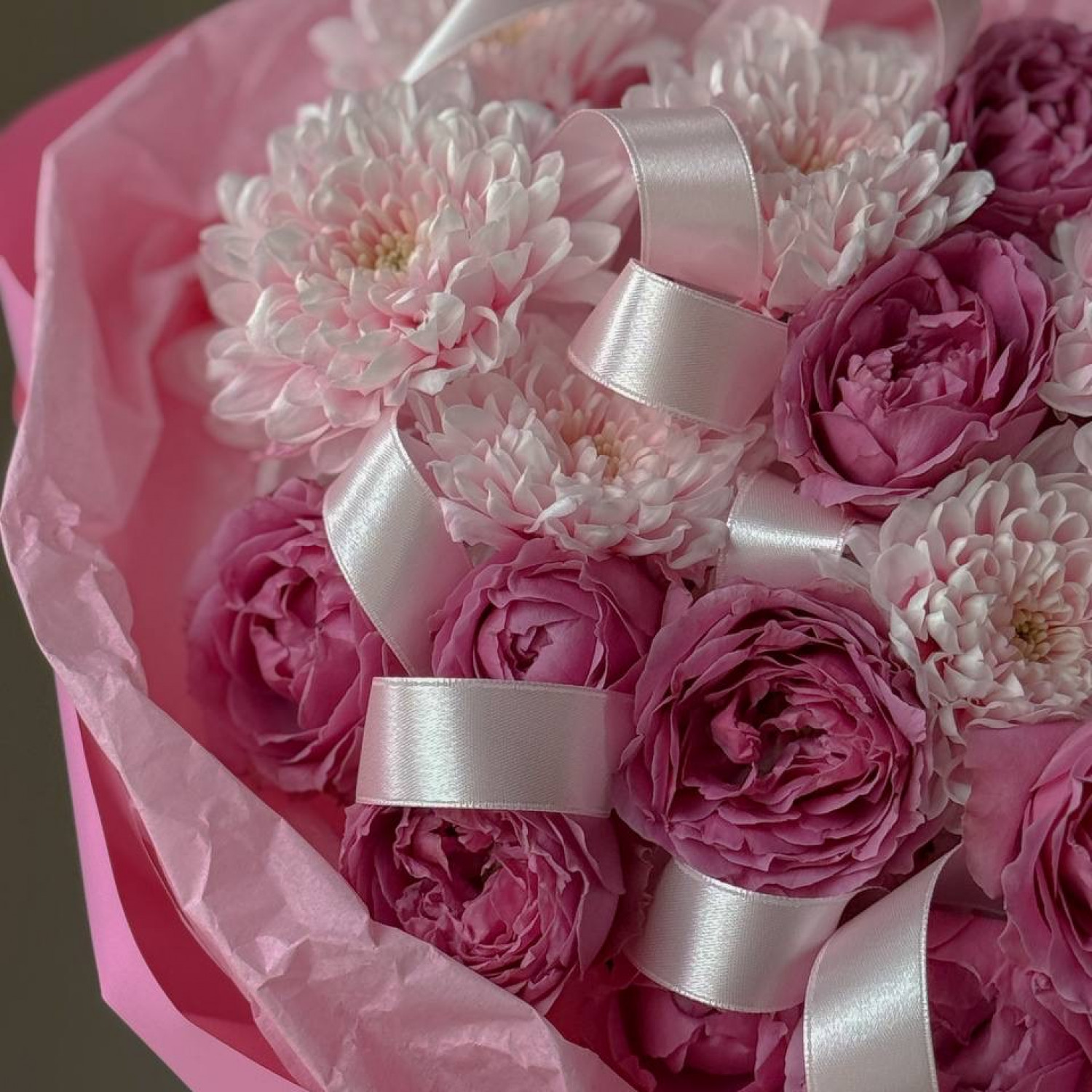 Розовый букет из хризантем и кустовых роз 280