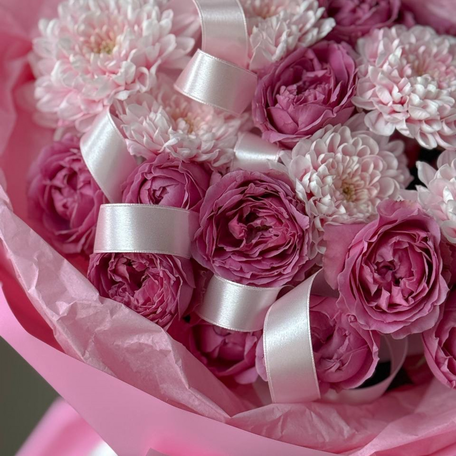 Розовый букет из хризантем и кустовых роз 280