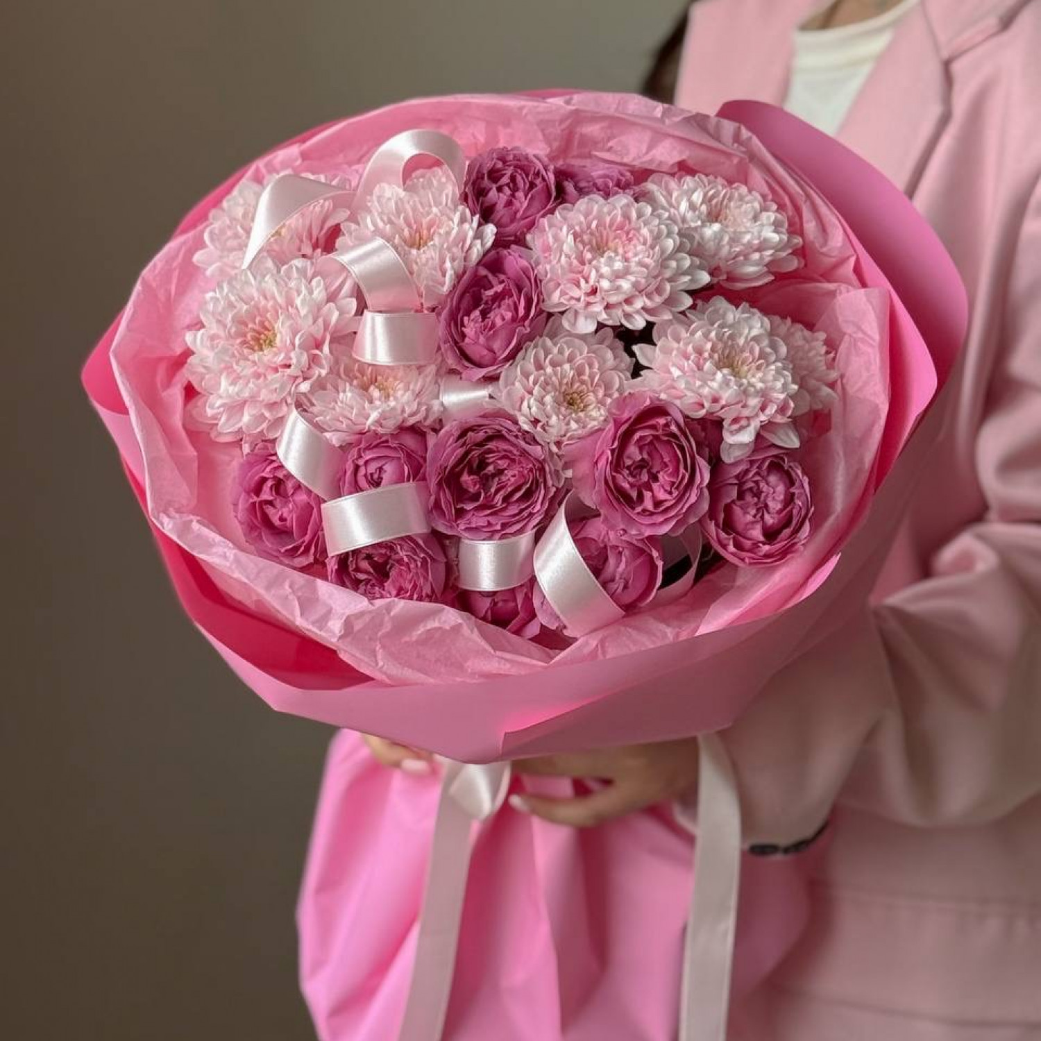 Розовый букет из хризантем и кустовых роз 280