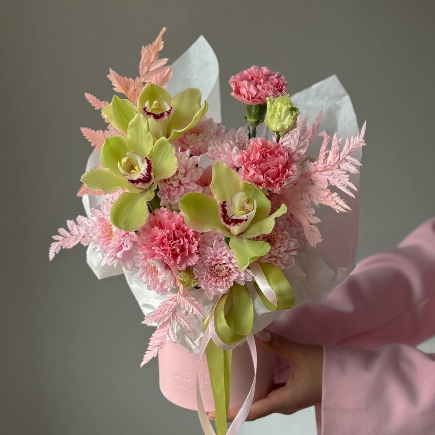 Нежная композиция в коробке с орхидеями 278