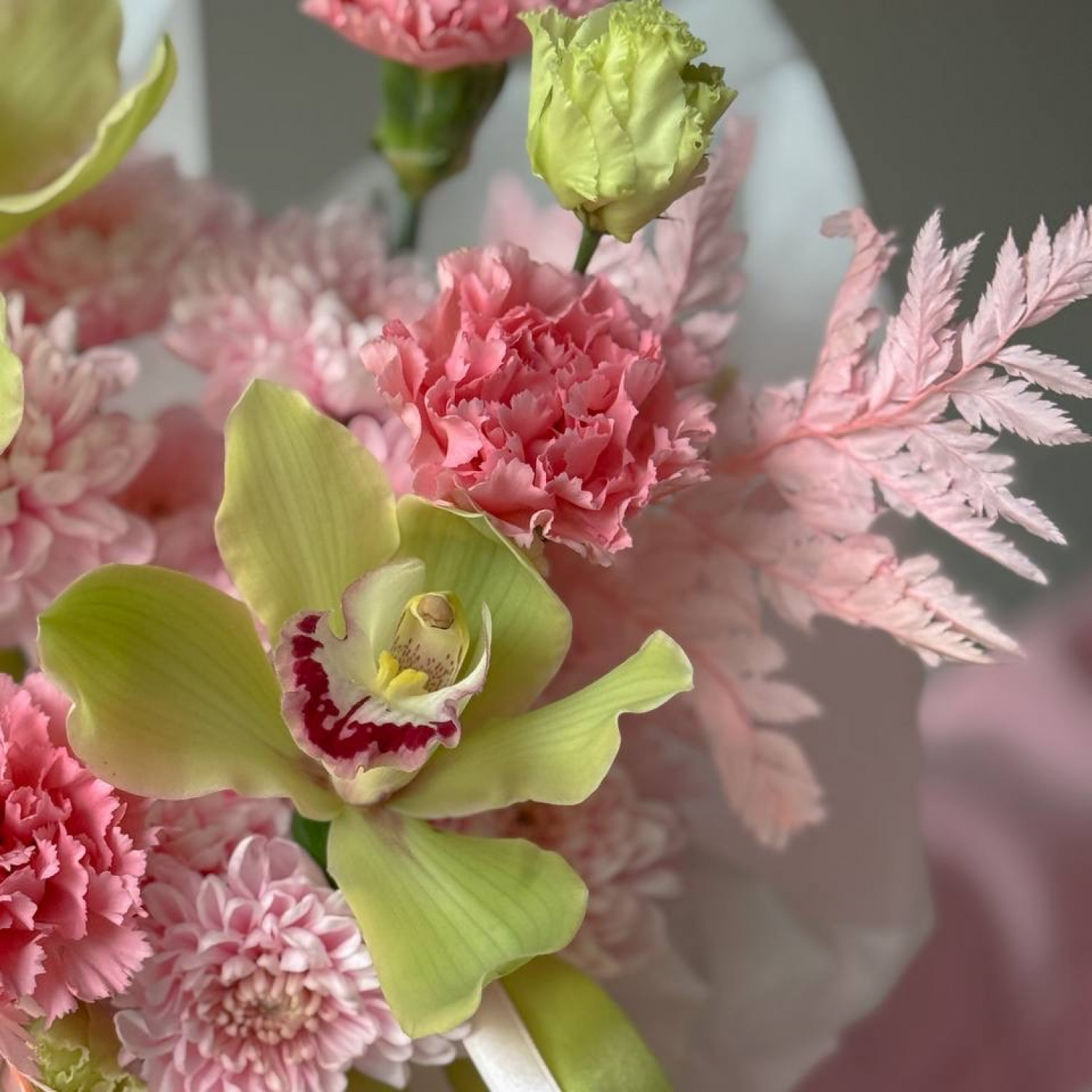 Нежная композиция в коробке с орхидеями 278