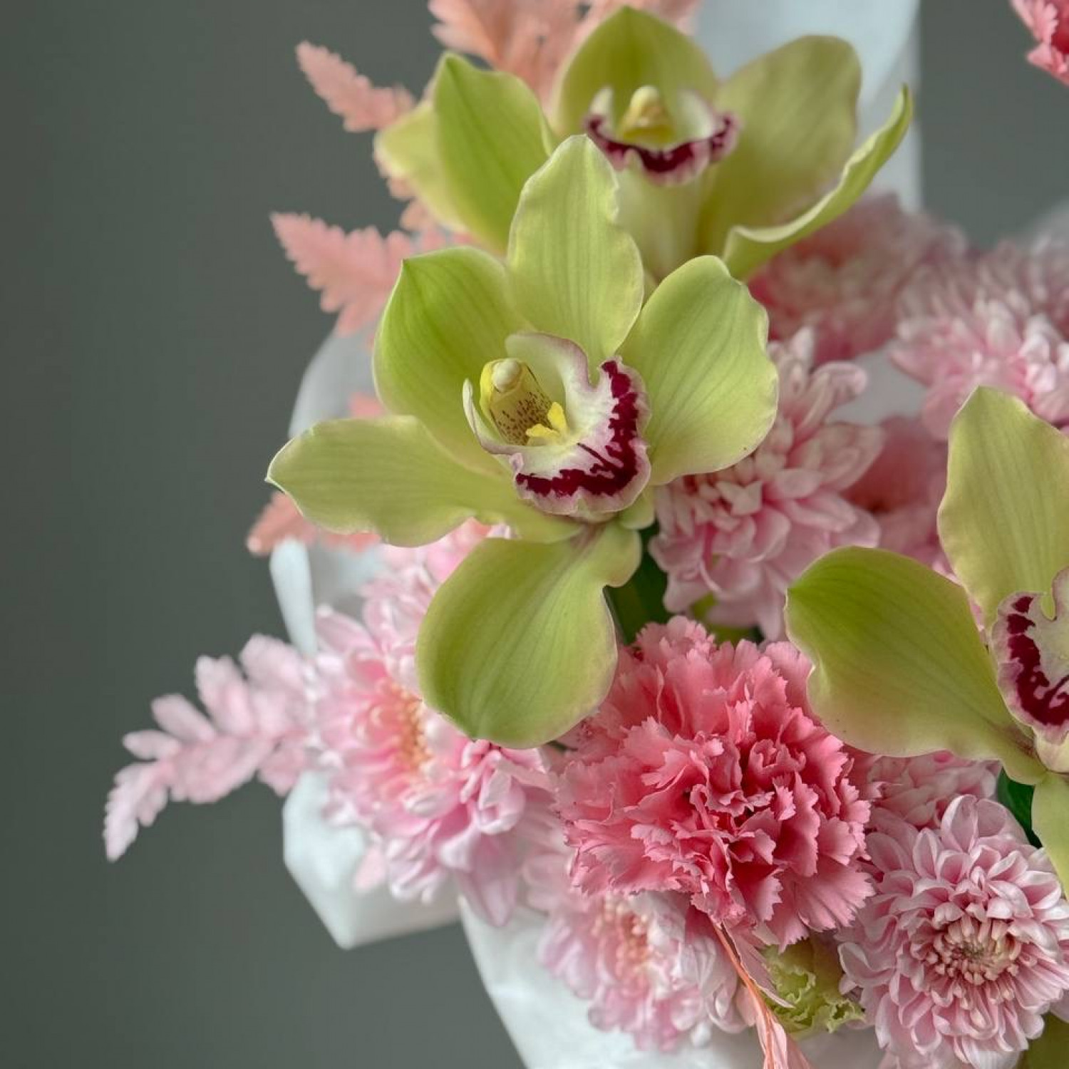 Нежная композиция в коробке с орхидеями 278