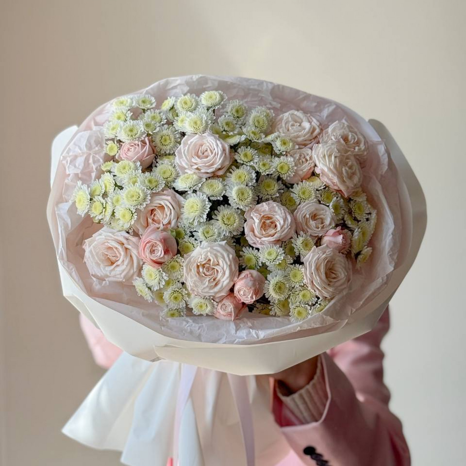 Букет из кустовых хризантем и кустовых роз 273