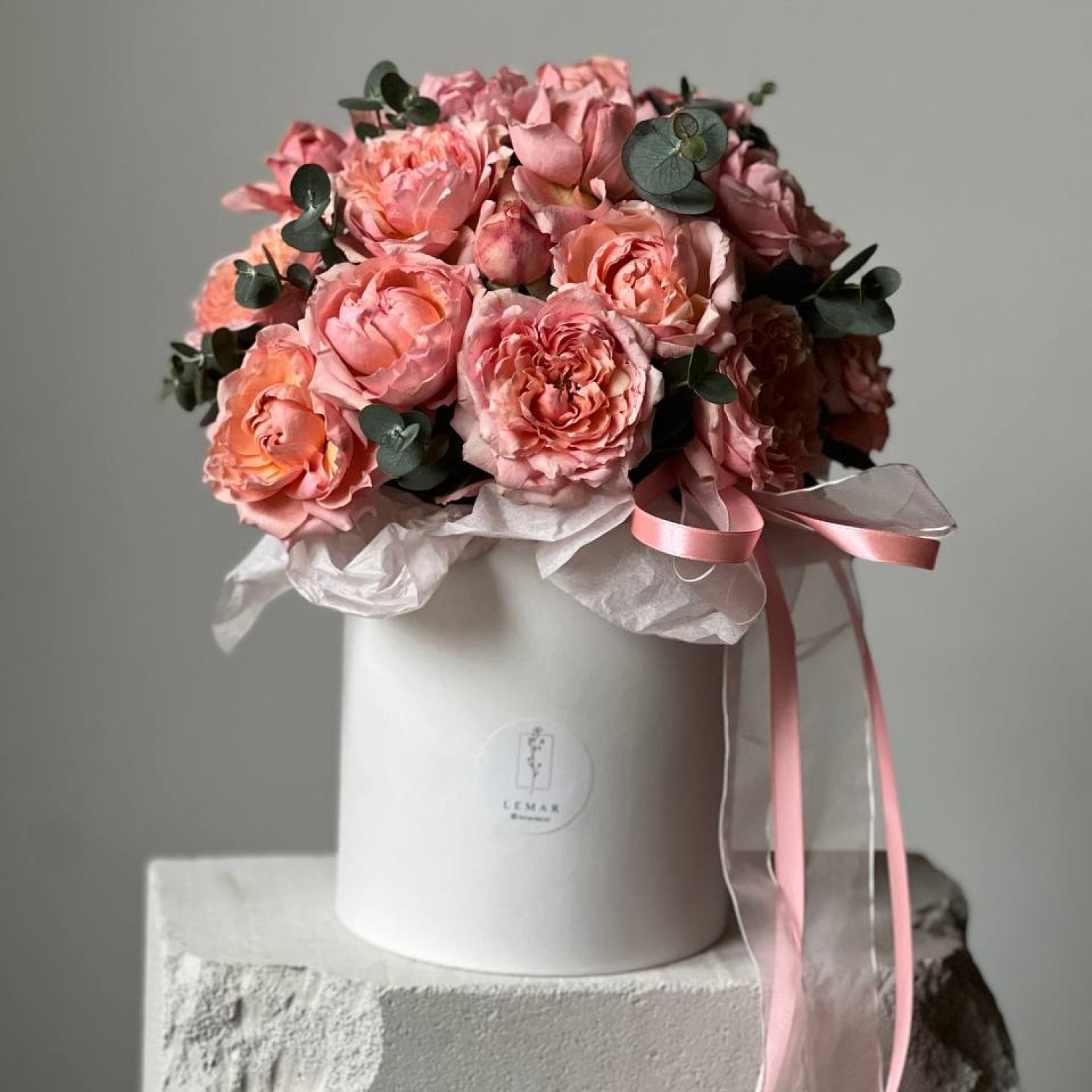 Композиция в коробке из пионовидных роз Джульетта