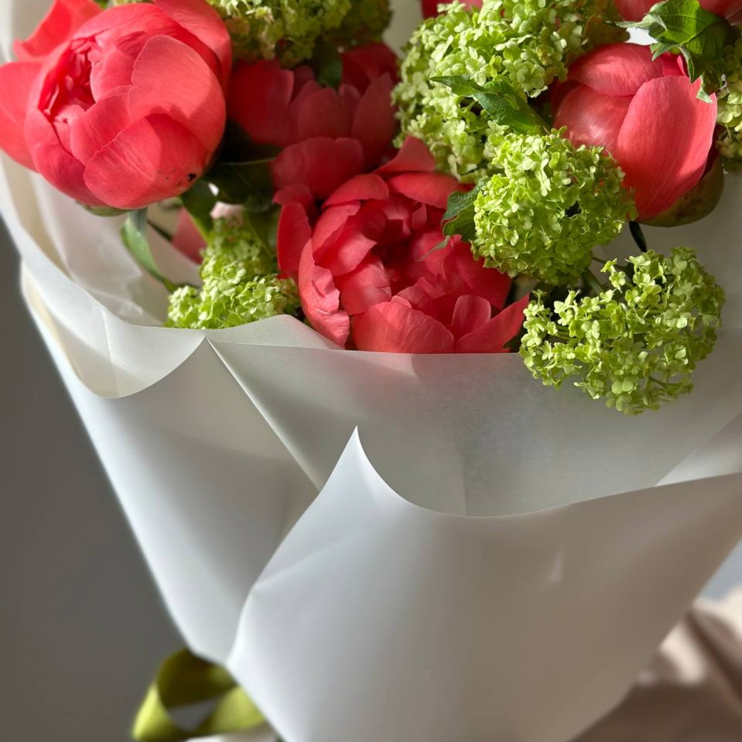 Букет из пионов Корал Шарм и Вибурнума