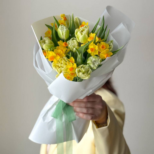 Авторский весенний  букет 241