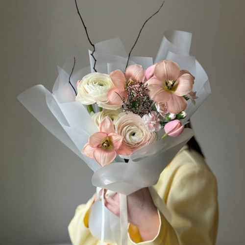 Авторский весенний букет 252