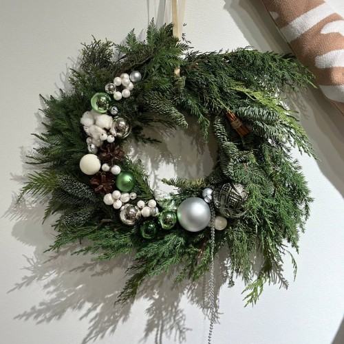 Новогодний венок с декором