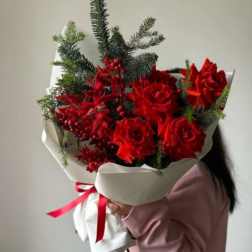Авторский зимний букет из хвои и роз
