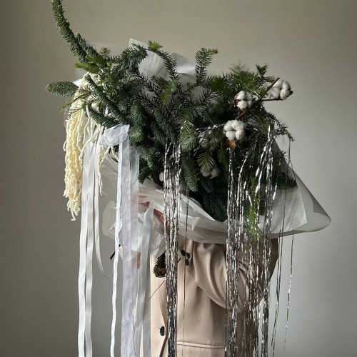 Авторский зимний букет из хвойных с белым декором