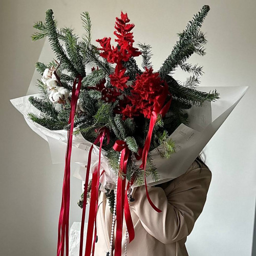 Авторский хвойный букет с красным декором