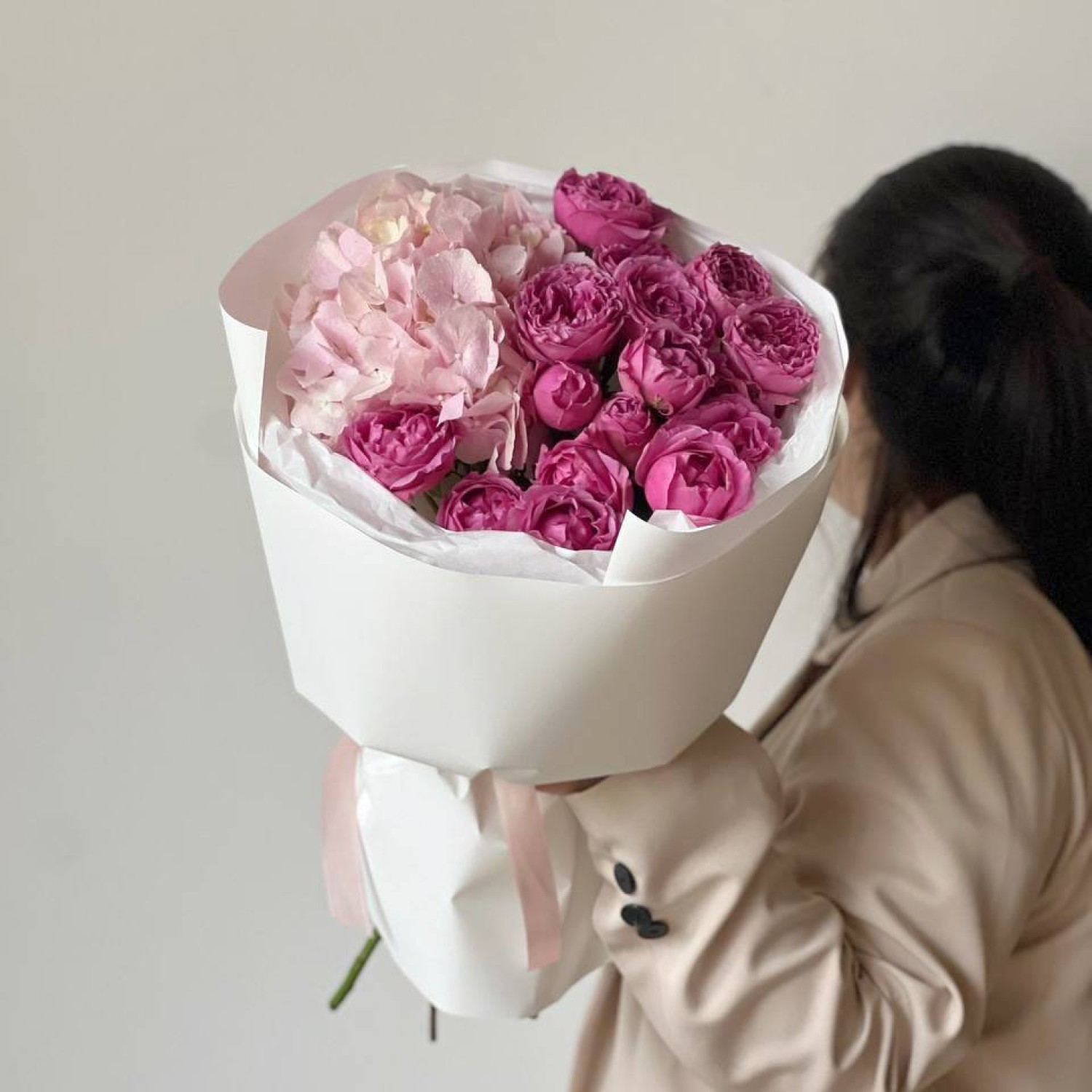 Букет из гортензии и пионовидной розы Мисти Баблс